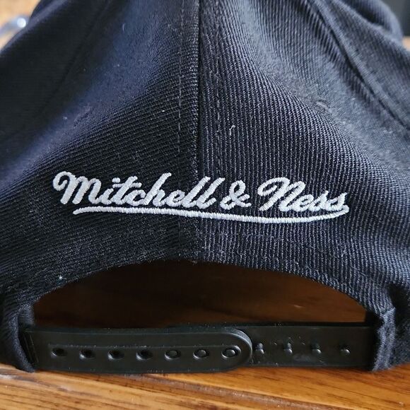 NEW Cleveland Cavaliers black and white snapback cap hat by Mitchell & Ness - Picture 4 of 8